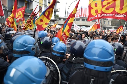 Scontri tra centri sociali e polizia al vertice Ue 7