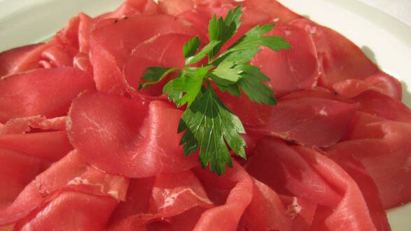 Nella bresaola della Valtellina c'è la carne di zebù del Brasile