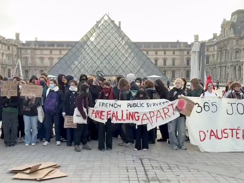 La Francia si blinda: coprifuoco nelle città
