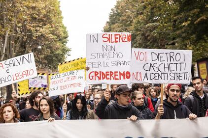 Manifestazione contro il governo: slogan e striscioni degli studenti di Torino 14