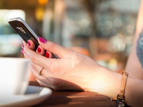 "Posso parlarle un attimo" e ti svuotano il conto: ecco come evitare la truffa