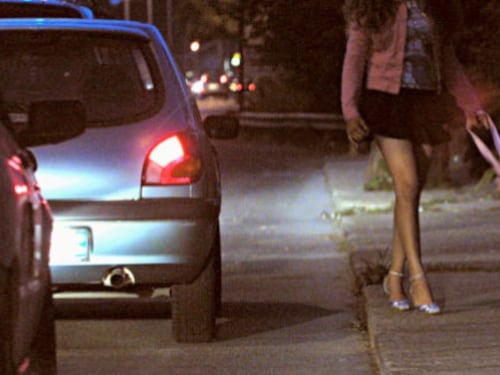 Gettata dall'auto in corsa dopo la rapina: 27enne in coma