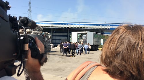 Rifiuti in fumo, la lunga giornata di San Vitaliano: il ministro Costa nel sito incendiato   6