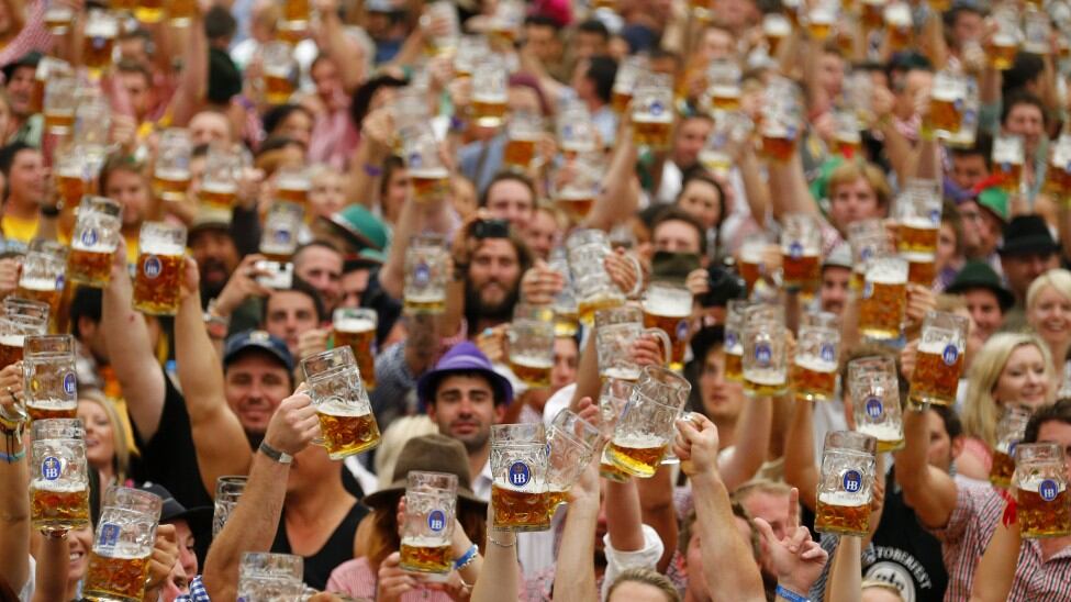Per l'Oktoberfest arrivano le scarpe anti vomito e birra