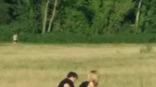 Fanno sesso nel parco di Roma
