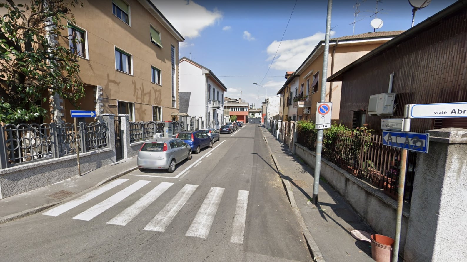 "Ora vi ammazzo tutti". Nordafricano col coltello semina il panico tra i passanti