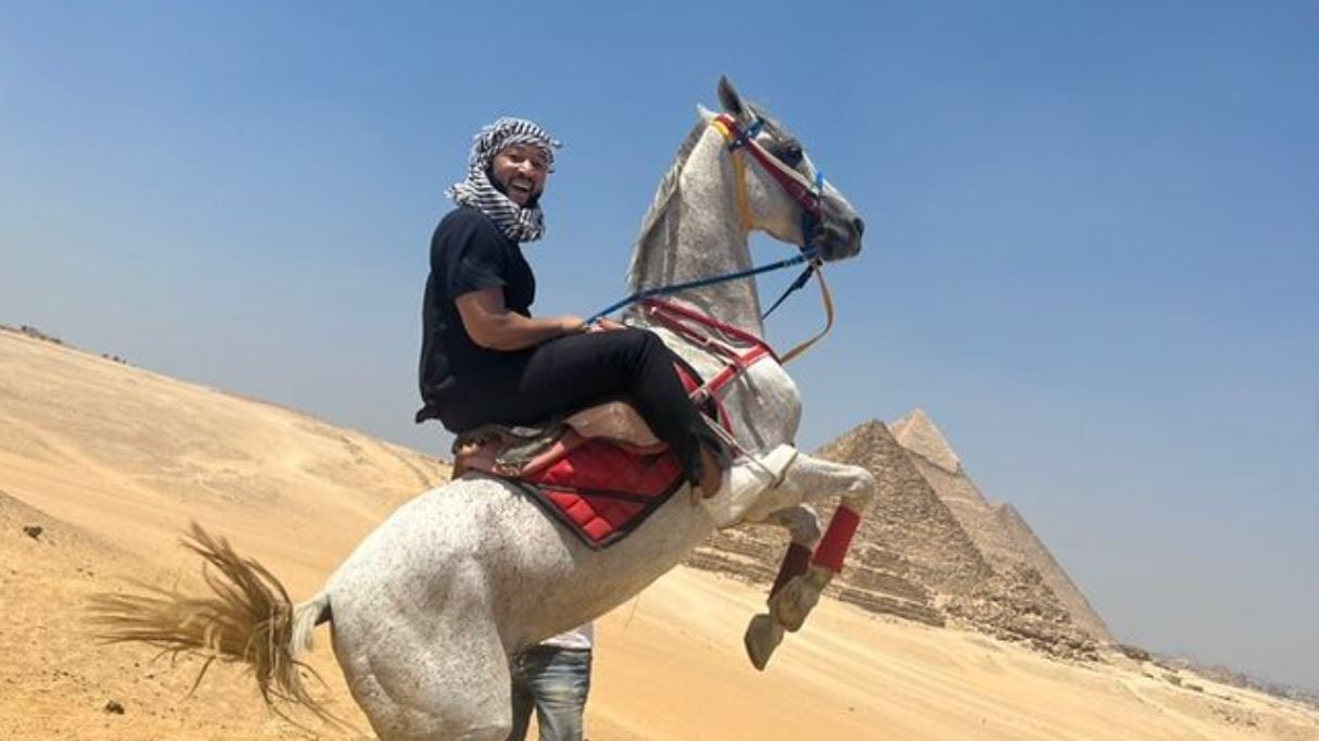 "Foto inutile...". Lo scatto a cavallo di John Legend fa infuriare la Lucarelli