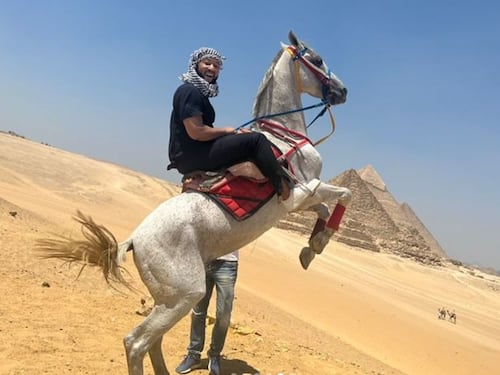 "Foto inutile...". Lo scatto a cavallo di John Legend fa infuriare la Lucarelli