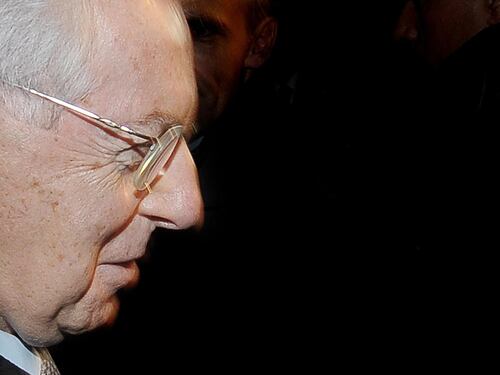 Stretta di mano tra Berlusconi e Monti