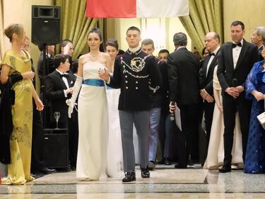 A Milano le debuttanti ballano il valzer. E c'è anche Cenerentola 28