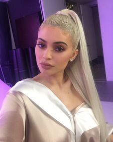 Kylie Jenner sexy in piscina 26