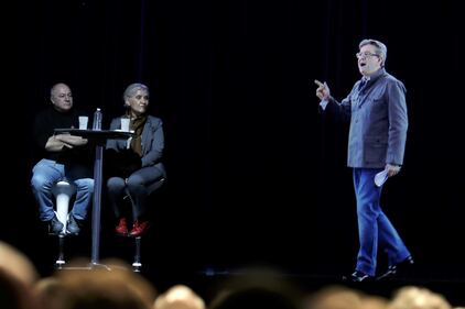 Francia, Melenchon fa il comizio in ologrammi 9