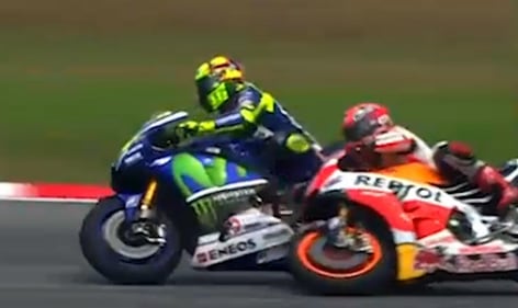 La fotosequenza dello scontro tra Rossi e Marquez 7