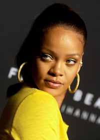 Rihanna bellissima in giallo per il lancio della sua linea Fenty Beauty 8