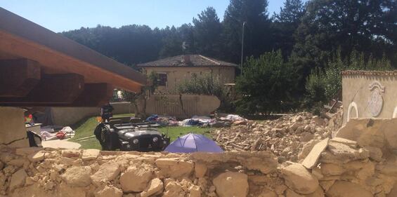 Quelle salme disposte nel giardino di una casa 2