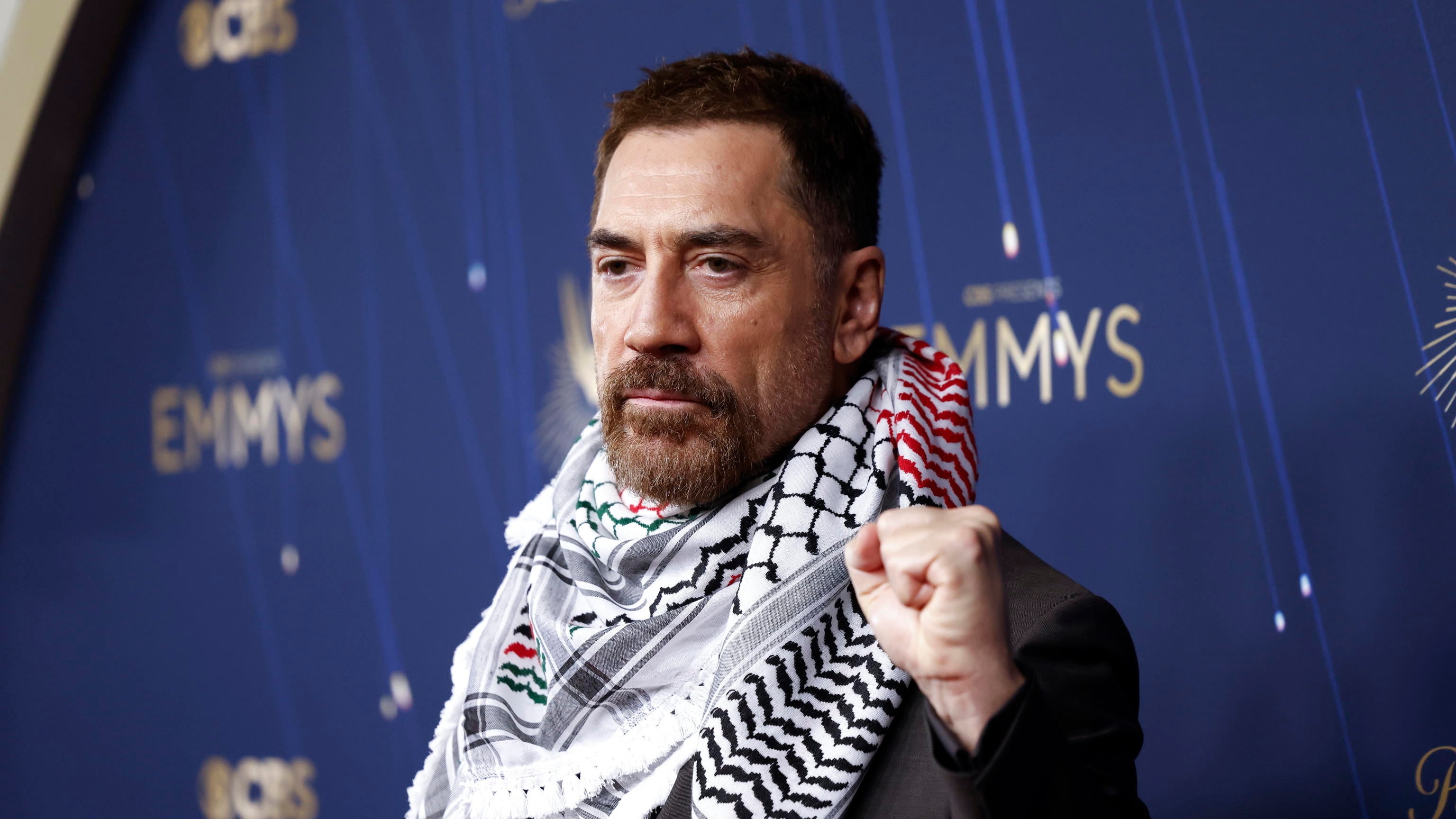 Javier Bardem, chi è l'attore, marito di Penelope Cruz, che ha sfilato con la kefiah agli Emmy