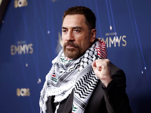 Javier Bardem, chi è l'attore, marito di Penelope Cruz, che ha sfilato con la kefiah agli Emmy