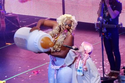 Miley Cyrus chiude il tour con Pamela Anderson 25