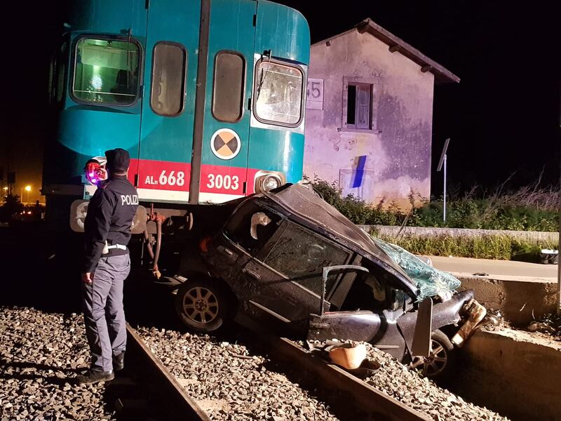 Treno in corsa travolge auto bloccata sui binari. Muore anziana, il marito ferito è indagato per omicidio colposo 2
