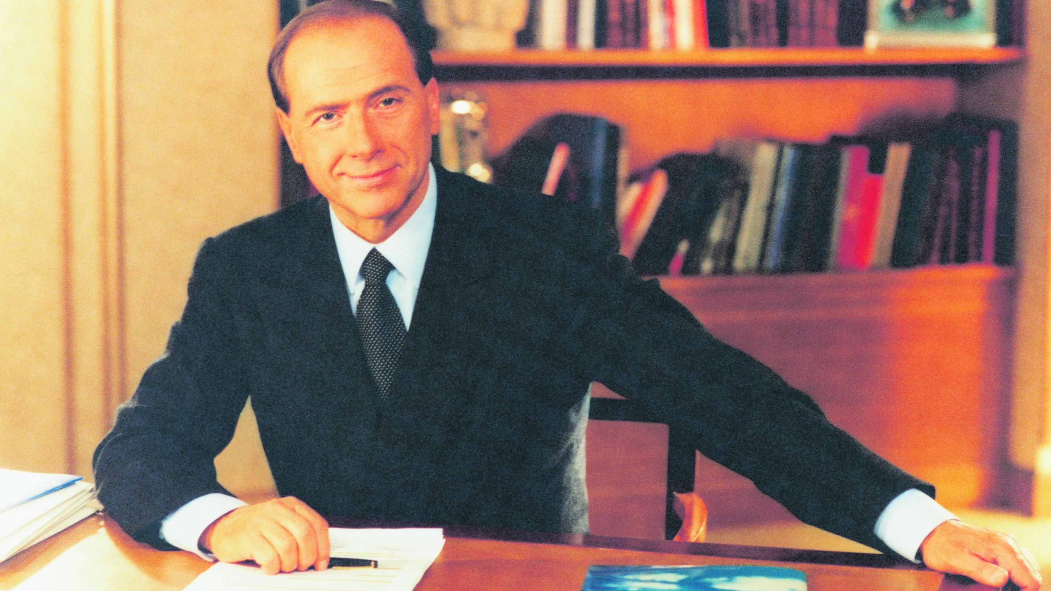 "Un francobollo per Berlusconi". Il governo omaggia il Cav a un anno dalla scomparsa