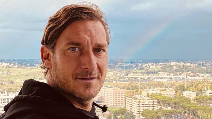 "Non ha il titolo per farlo": E l'associazione agenti denuncia Totti