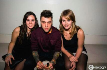 Fedez irriconoscibile in discoteca 1