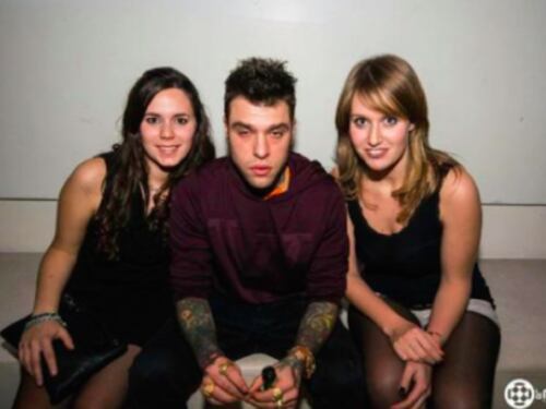 Fedez irriconoscibile in discoteca