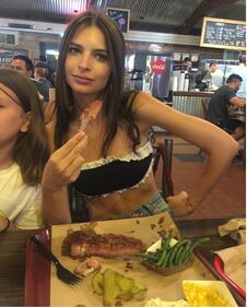 Emily Ratajkowski, sexy e sbarazzina al mare 4
