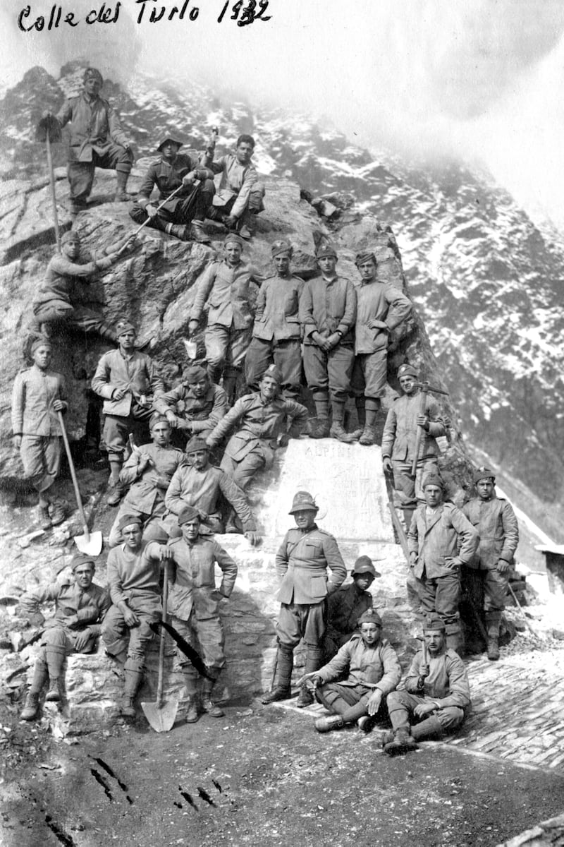 Gli Alpini impegnati a costruire la strada del Turlo 1
