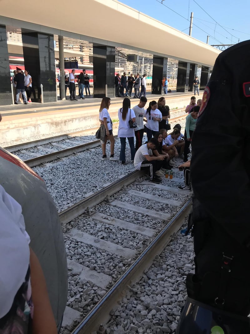 La stazione di Napoli ostaggio dei familiari degli italiani scomparsi in Messico 12