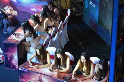 Il contest col cellulare? Solo per ragazze in bikini 10