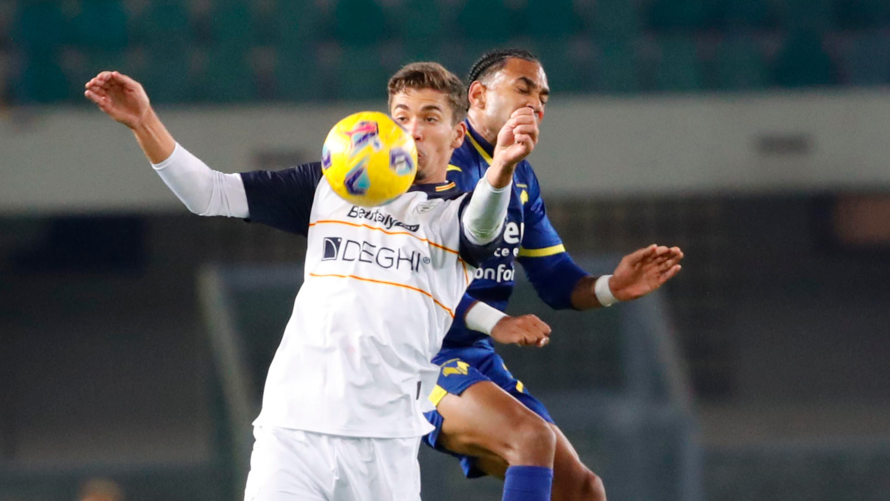 Il Lecce strappa un punto ad un coriaceo Verona: al Bentegodi finisce 2-2