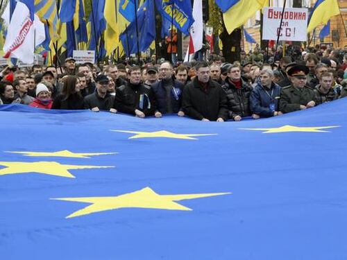 Un'altra mossa Ue contro Putin: 1,8 miliardi di aiuti per Kiev