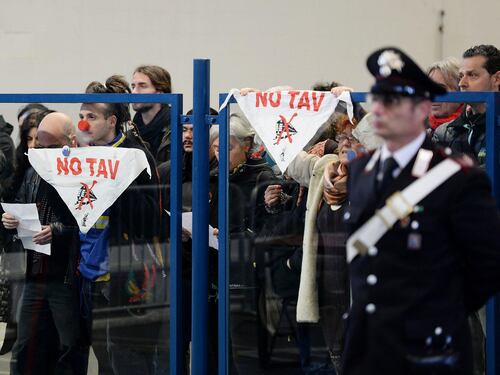 No Tav, caos in tribunale: urla e cori da stadio
