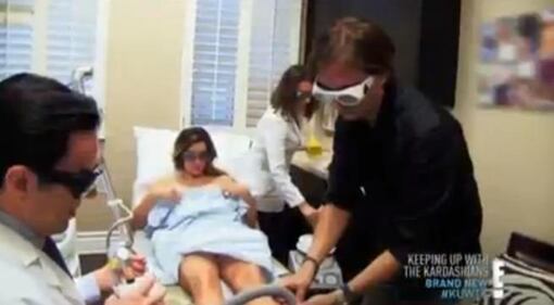 Kim Kardashian, laser sul seno per rimuovere le smagliature 10