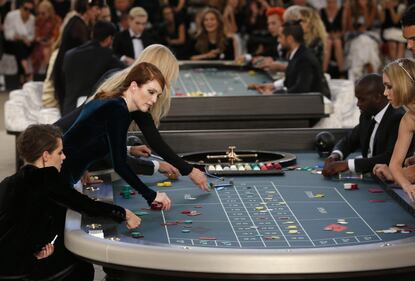 La sfilata di Chanel tra tavoli della roulette e slot 1