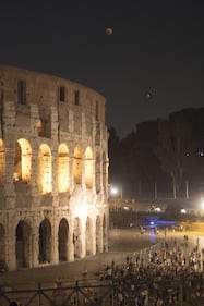 Lo spettacolo dell'eclissi al Colosseo 1