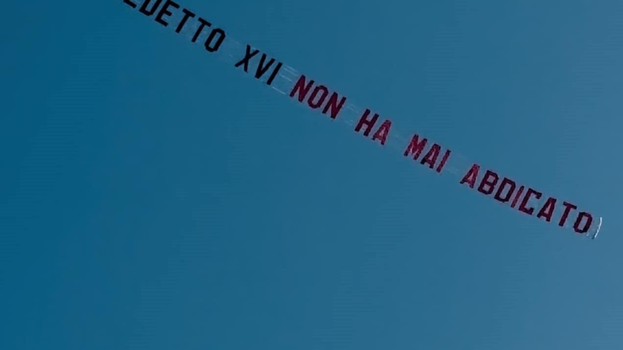"Benedetto XVI non ha mai abdicato". Il curioso striscione apparso sul litorale di Ostia