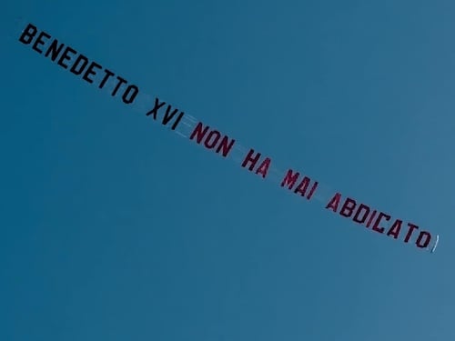 "Benedetto XVI non ha mai abdicato". Il curioso striscione apparso sul litorale di Ostia