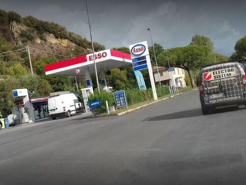 Travolge il distributore di benzina con la ruspa per rubare l'incasso: arrestato ladro col reddito di cittadinanza