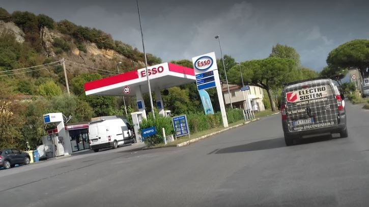 Travolge il distributore di benzina con la ruspa per rubare l'incasso: arrestato ladro col reddito di cittadinanza