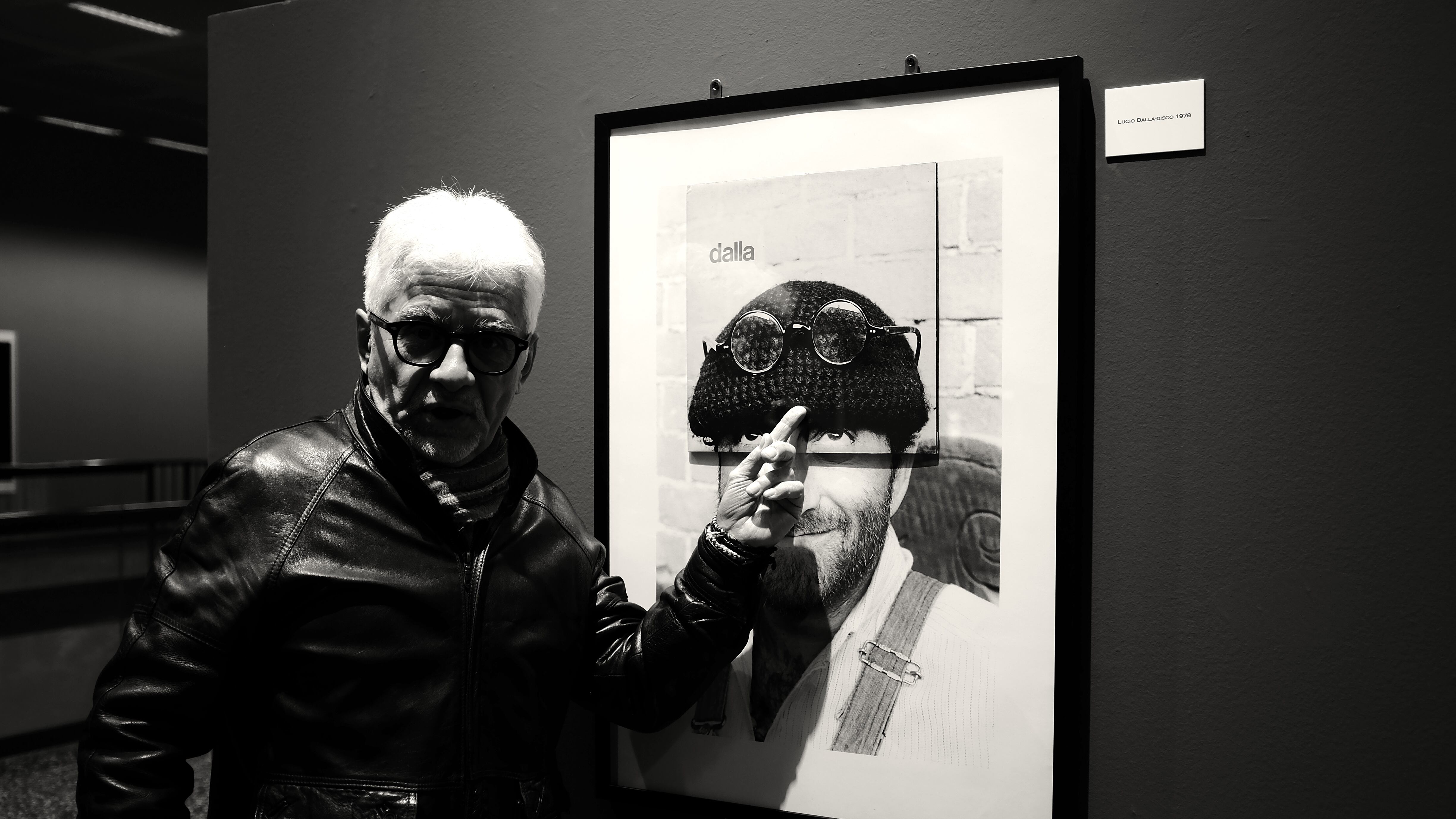 "Shot of Love" i ritratti dei cantanti di Lorenzo Chiesa a Malpensa