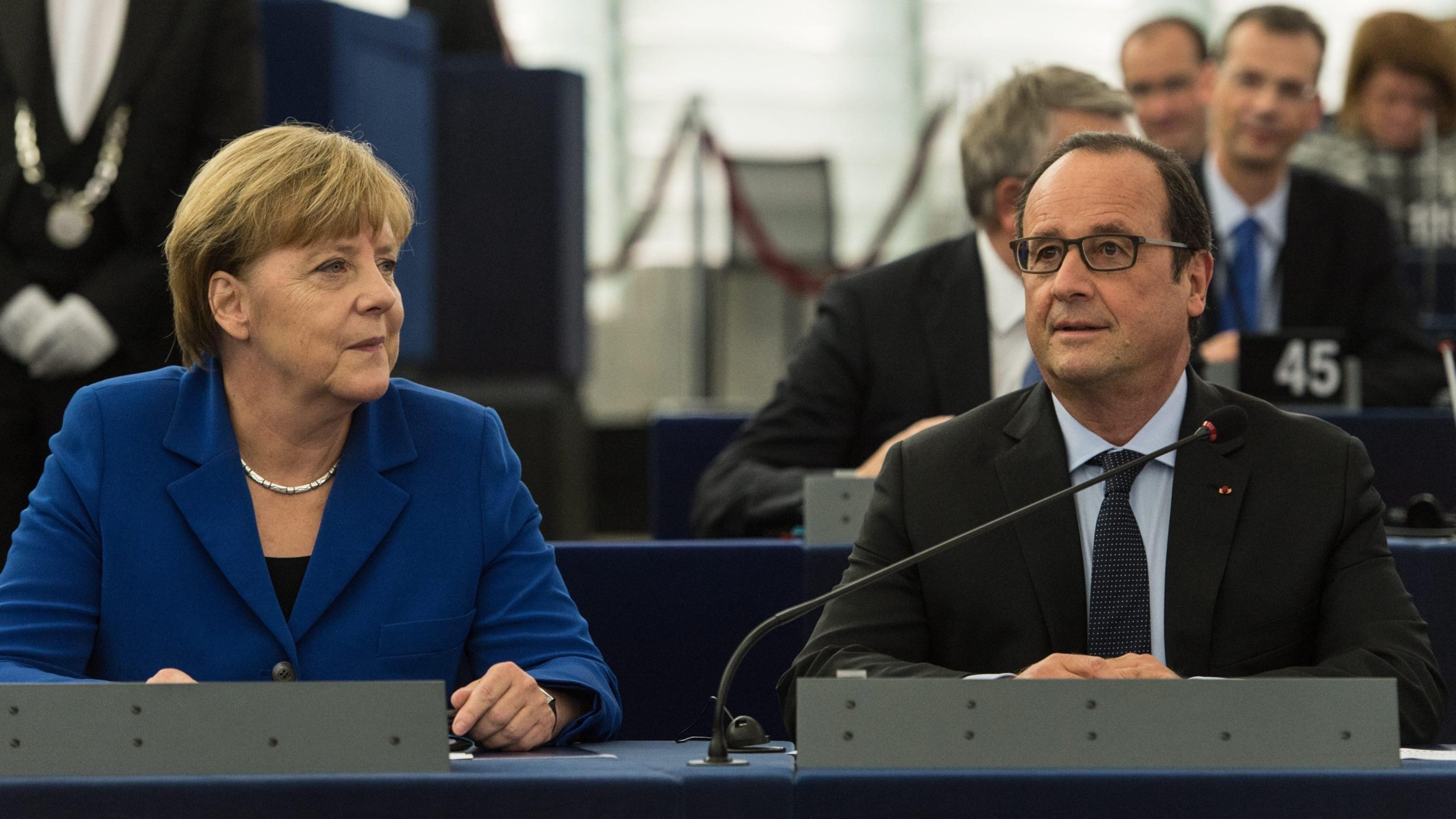 Profughi, Merkel: "Regole di Dublino superate". Hollande: "Doveroso aiutare Grecia e Italia"
