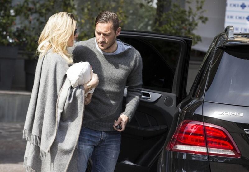 Francesco Totti e Ilary Blasi, primi scatti con la piccola Isabel: foto 8