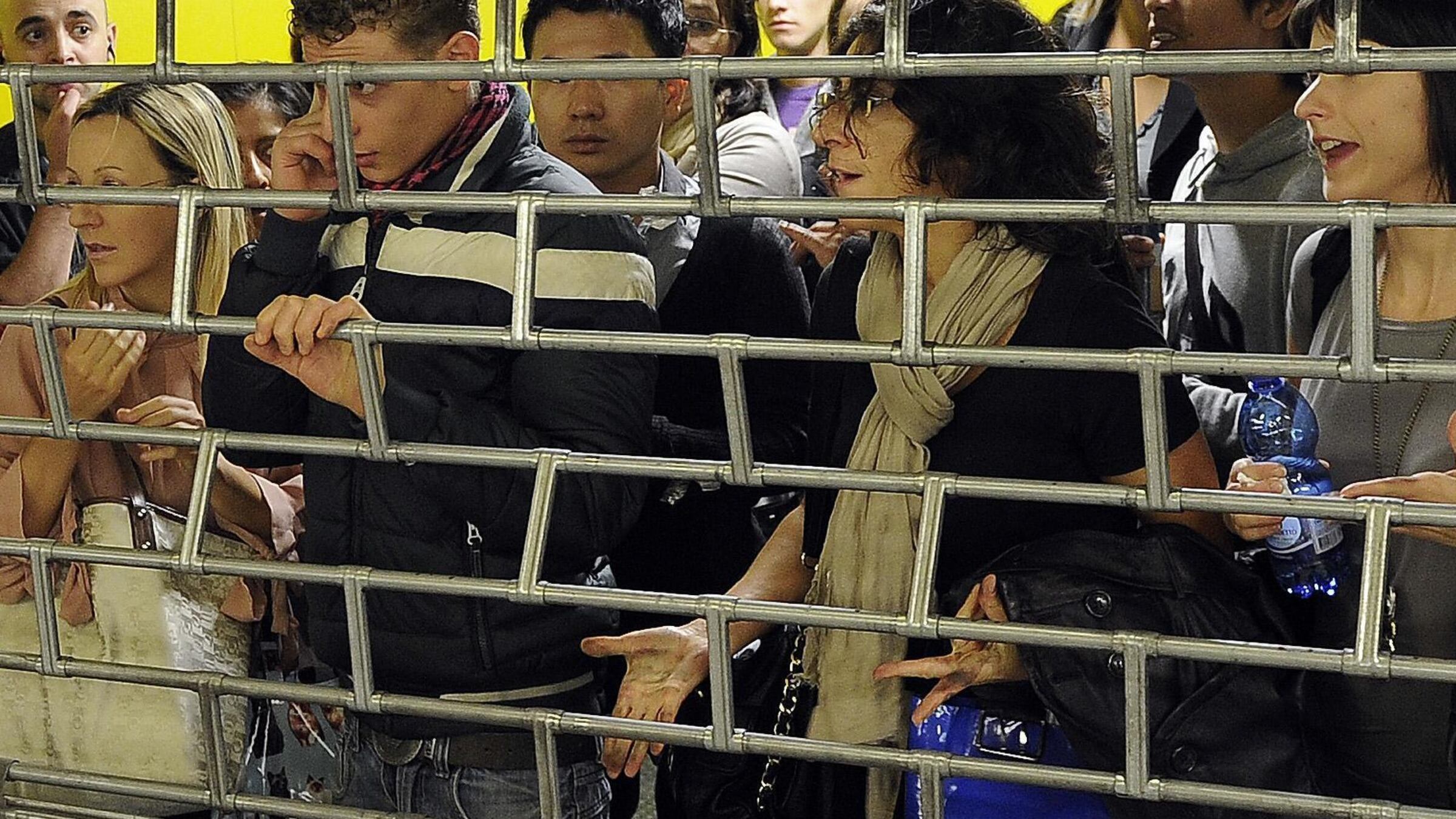 Milano in tilt, il metrò diventa una prigione