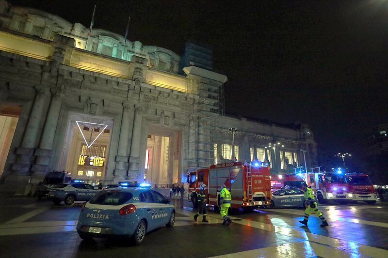 Milano, un uomo si arrampica sulla facciata della stazione Centrale 10