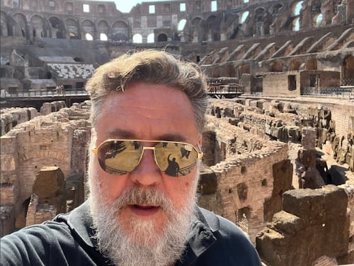 "Non è permesso...". E la foto di Russell Crowe fa infuriare il web