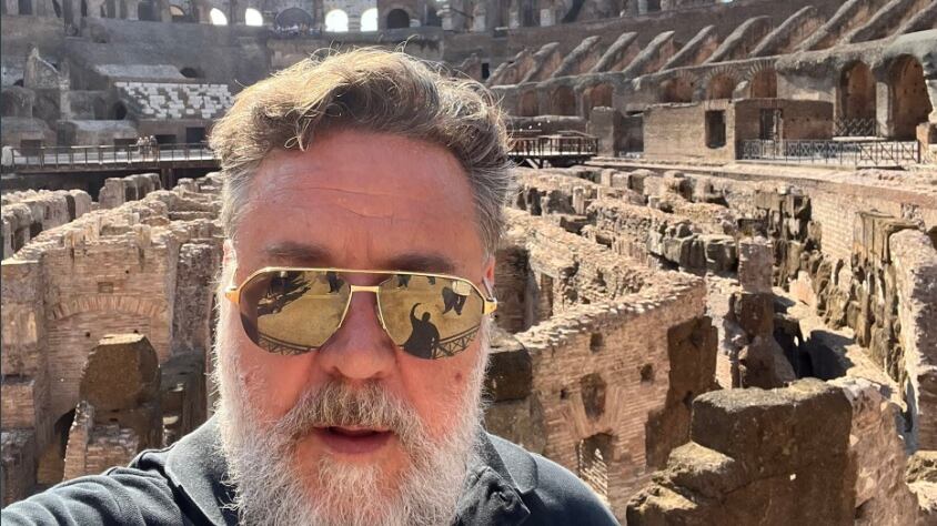 "Non è permesso...". E la foto di Russell Crowe fa infuriare il web