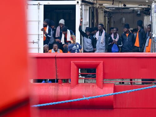 Diplomazia e decreti: la strategia di Meloni sui migranti contro i trafficanti