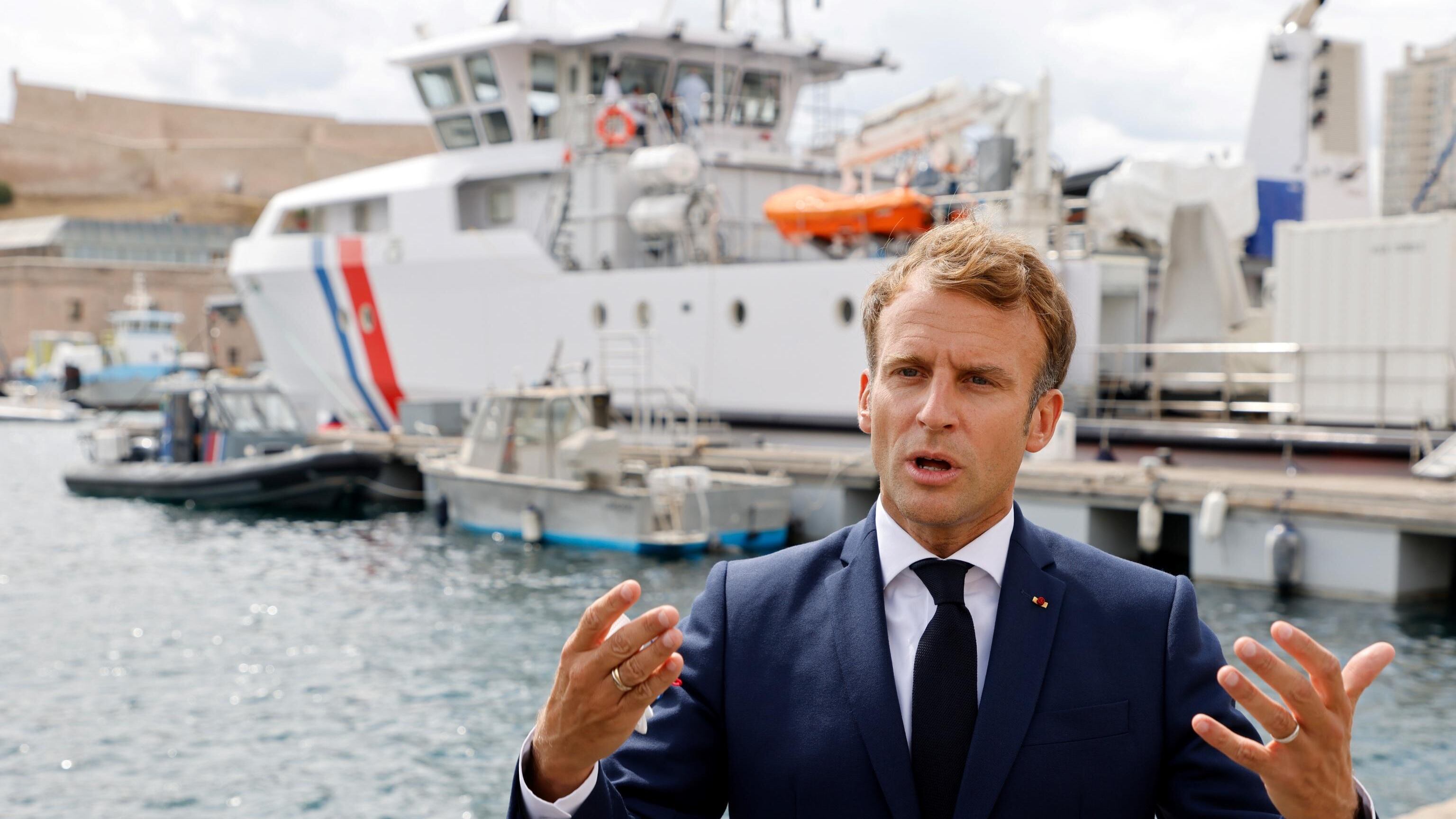 La sinistra si indigna solo a casa nostra. Sunak e Macron varano norme più dure